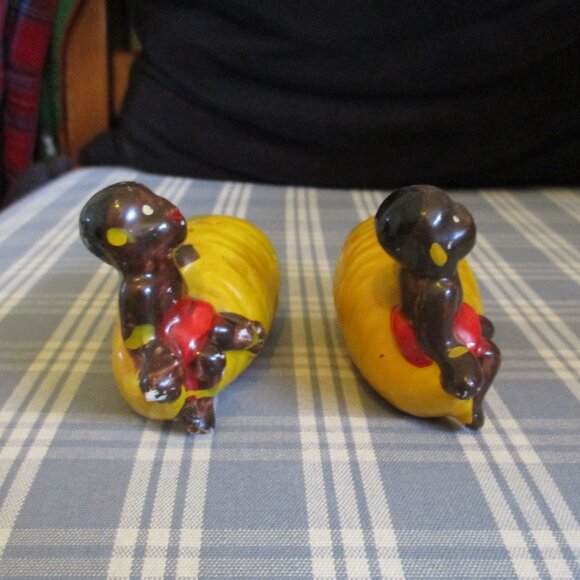 FINAL SALE! VTG Americana 2 boys by corn on the cob Salt & Pepper shakers - Picture 7 of 8